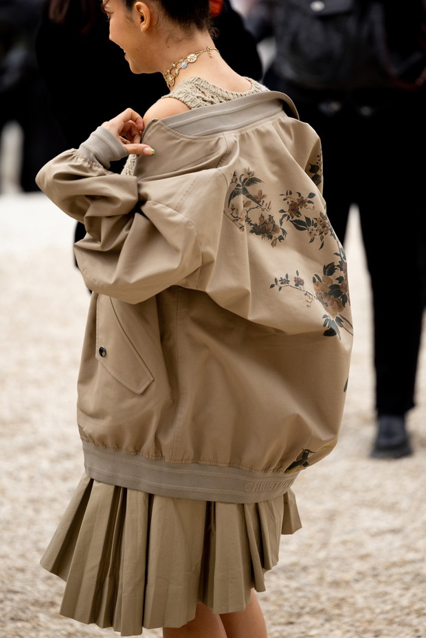 Te torebki, buty i dodatki uwielbiają nie tylko francuskie it girls. Najpiękniejsze akcesoria z Paris Couture Week wiosna-lato 2023 street style