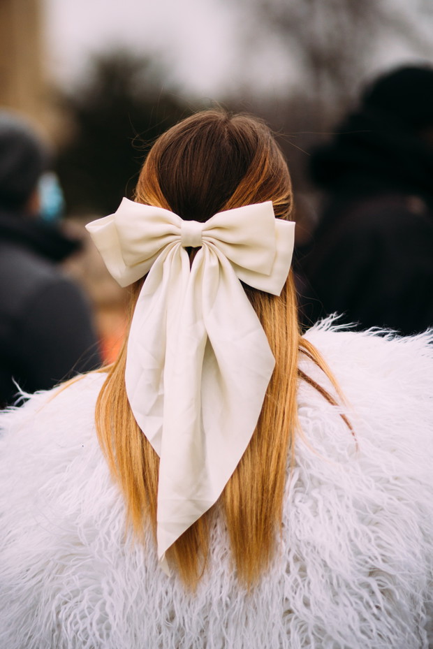Te torebki, buty i dodatki uwielbiają nie tylko francuskie it girls. Najpiękniejsze akcesoria z Paris Couture Week wiosna-lato 2023 street style