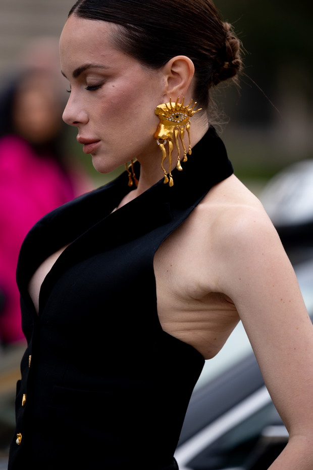 Te torebki, buty i dodatki uwielbiają nie tylko francuskie it girls. Najpiękniejsze akcesoria z Paris Couture Week wiosna-lato 2023 street style