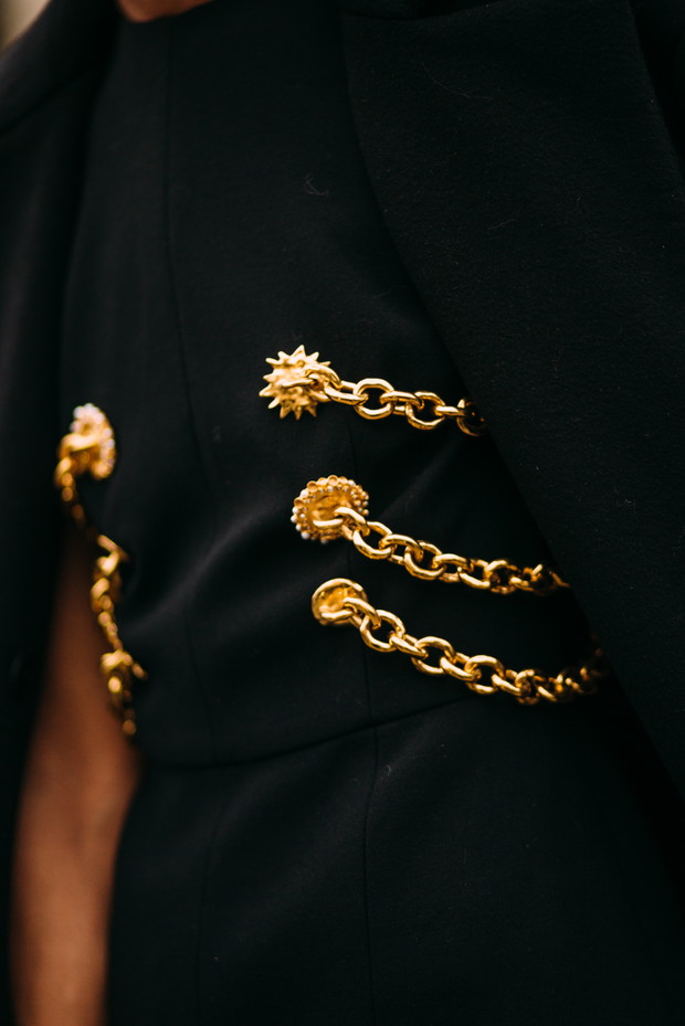 Te torebki, buty i dodatki uwielbiają nie tylko francuskie it girls. Najpiękniejsze akcesoria z Paris Couture Week wiosna-lato 2023 street style
