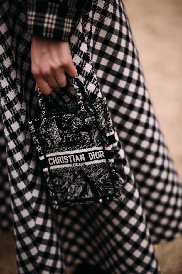 Te torebki, buty i dodatki uwielbiają nie tylko francuskie it girls. Najpiękniejsze akcesoria z Paris Couture Week wiosna-lato 2023 street style