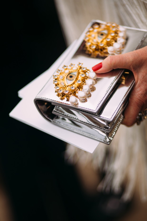 Te torebki, buty i dodatki uwielbiają nie tylko francuskie it girls. Najpiękniejsze akcesoria z Paris Couture Week wiosna-lato 2023 street style