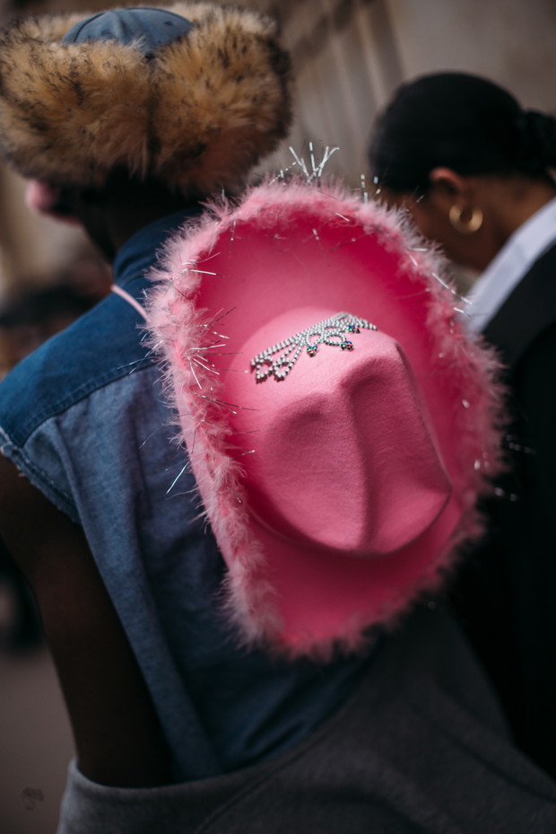 Ukochane dodatki francuskich redaktorek mody, stylistek i influencerek. Te rzeczy królowały na ulicach Paryża podczas ostatniego fashion weeka street style