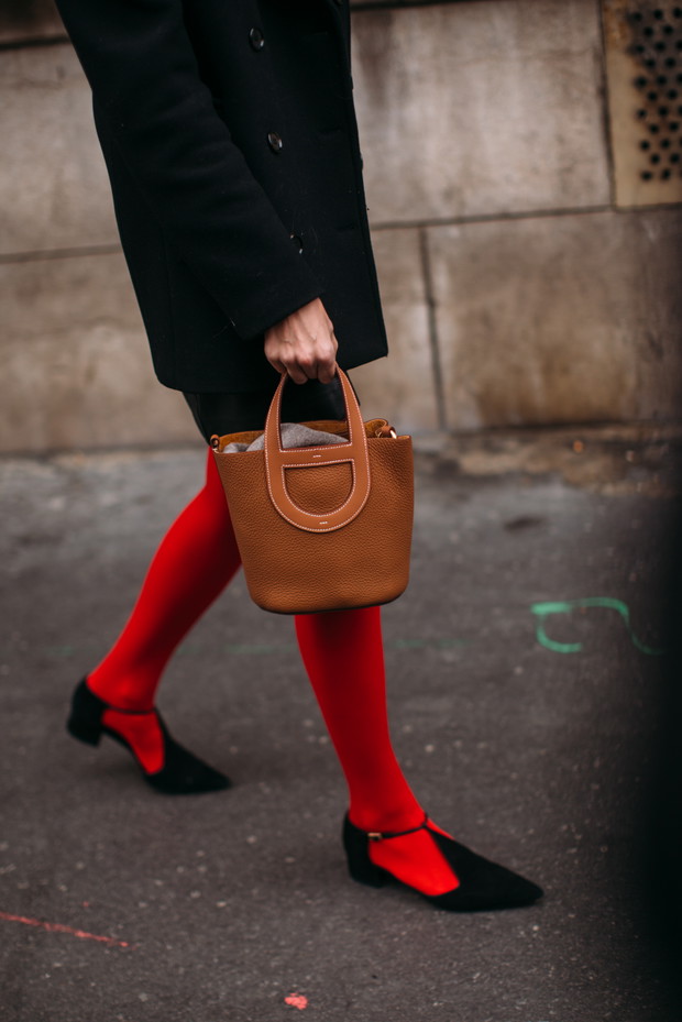 Ukochane dodatki francuskich redaktorek mody, stylistek i influencerek. Te rzeczy królowały na ulicach Paryża podczas ostatniego fashion weeka street style