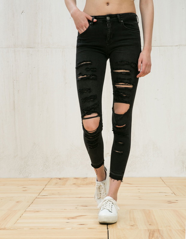 Spodnie z dziurami z sieciówek, Bershka