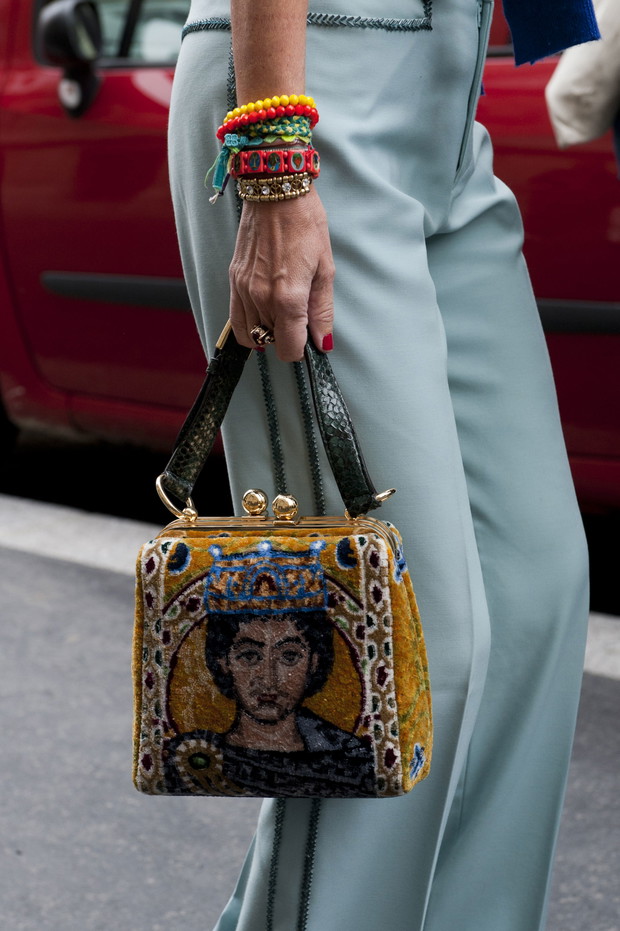 Street fashion: fokus na buty i torebki