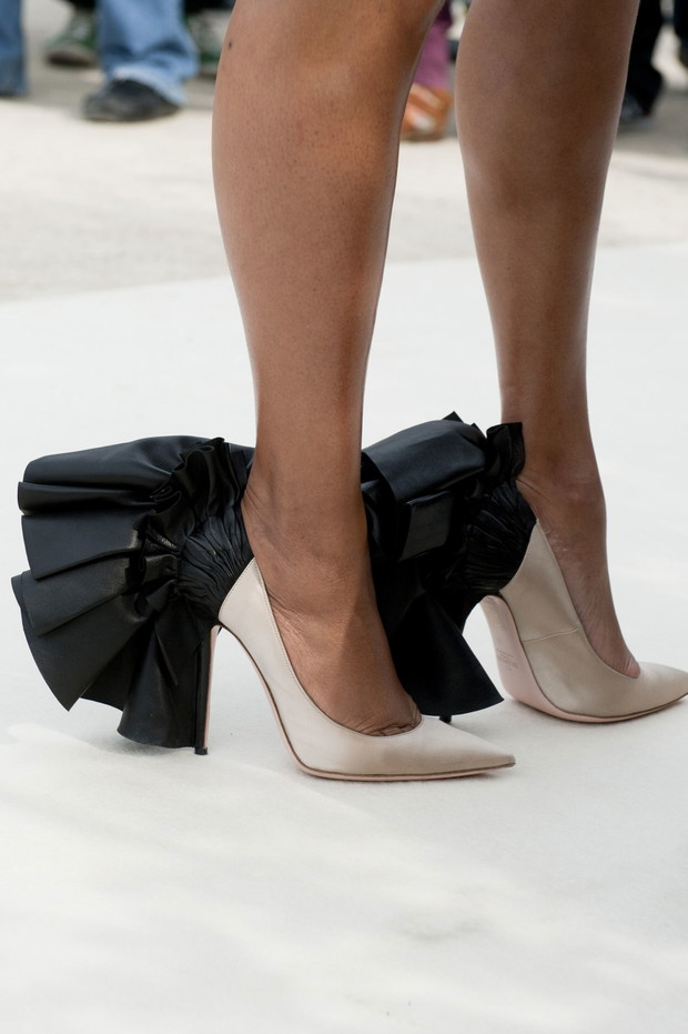 Street fashion: fokus na buty i torebki