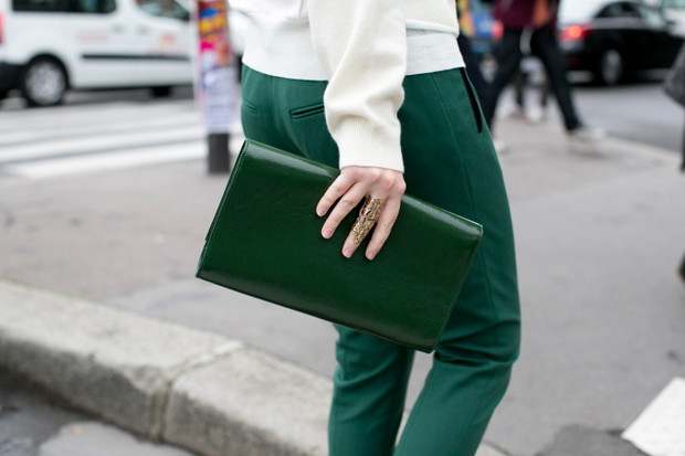 Street fashion: fokus na buty i torebki