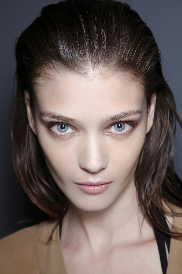 Fryzura wet look - trendy wiosna-lato 2014