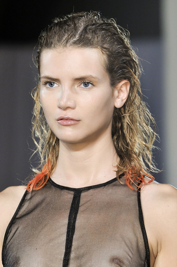 Fryzura wet look - trendy wiosna-lato 2014