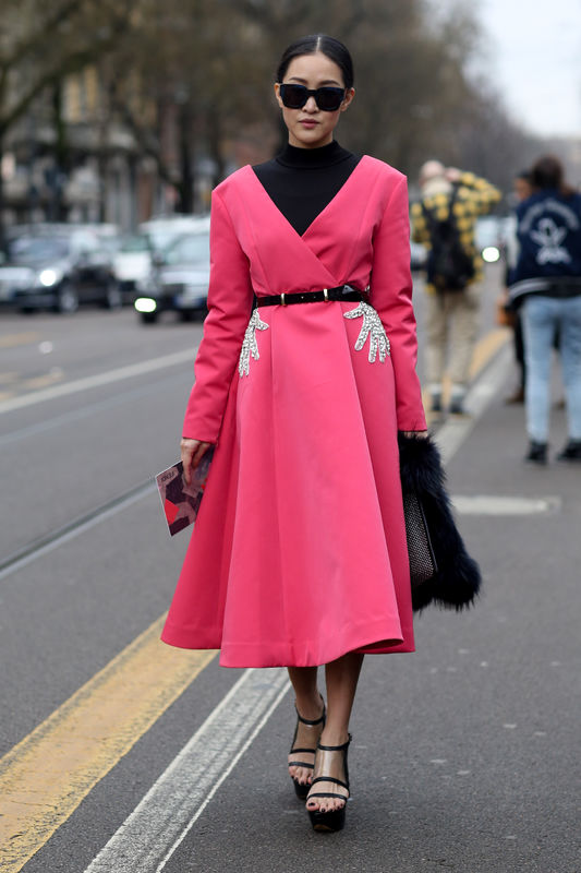 Street fashion: różowy płaszcz