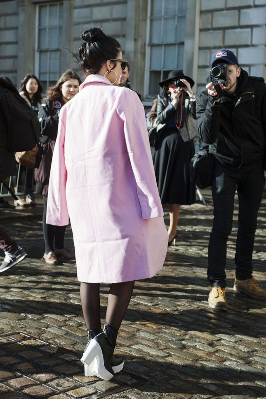 Street fashion: różowy płaszcz