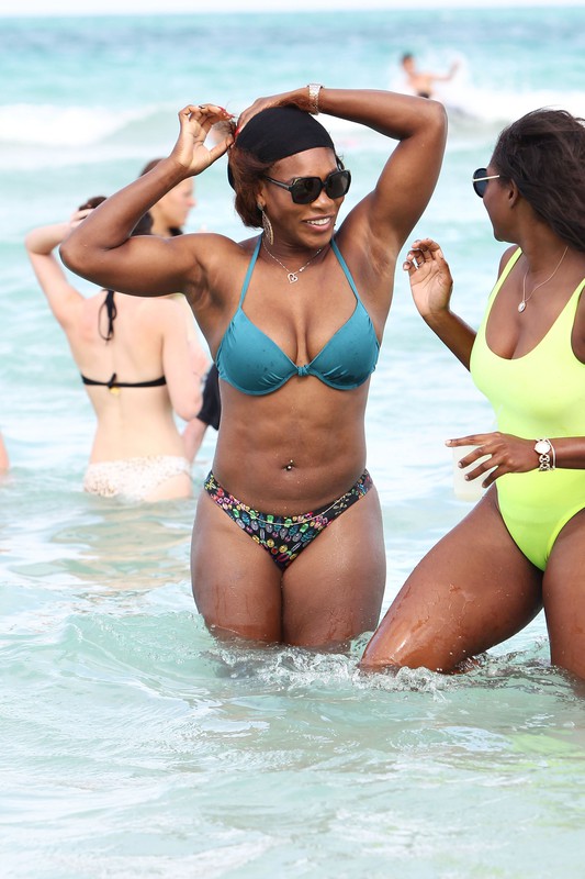 Gwiazdy na plaży. Jak prezentują się w bikini?