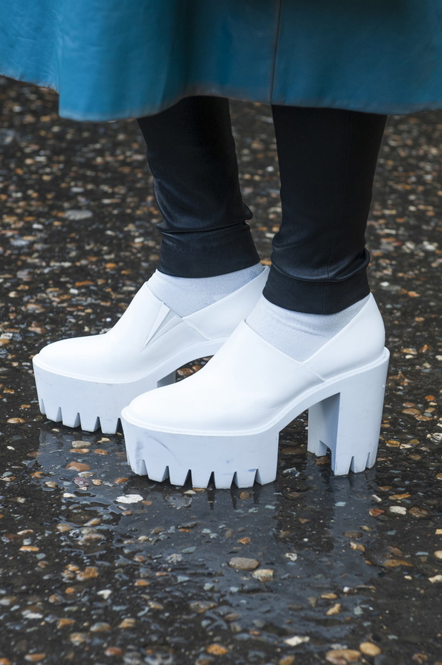 Białe buty - street fashion