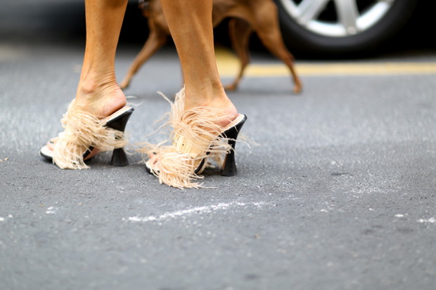 Street fashion: buty i akcesoria gości na pokazach FW SS15
