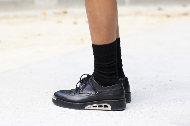 Street fashion: buty i akcesoria gości na pokazach FW SS15