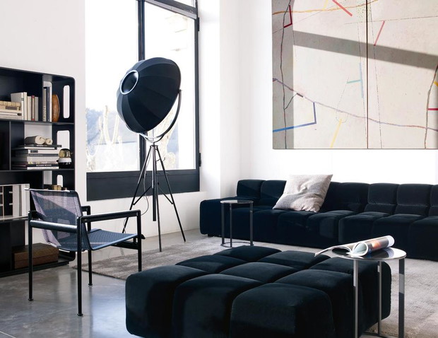 Ciemna sofa w salonie