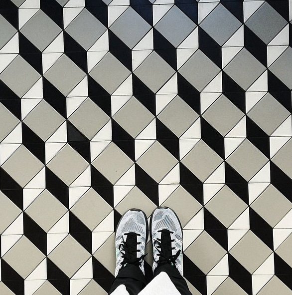 #selfeet - nowy trend na Instagramie z podłogą w roli głównej