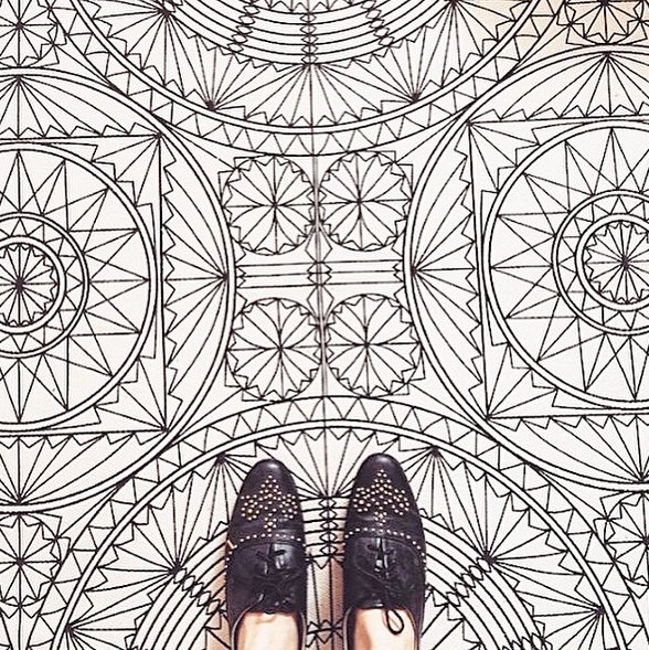 #selfeet - nowy trend na Instagramie z podłogą w roli głównej