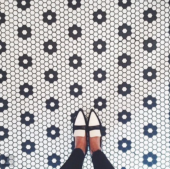 #selfeet - nowy trend na Instagramie z podłogą w roli głównej