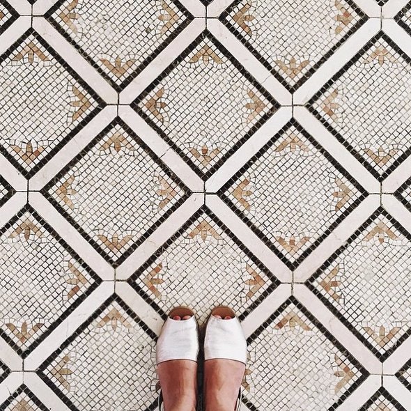 #selfeet - nowy trend na Instagramie z podłogą w roli głównej