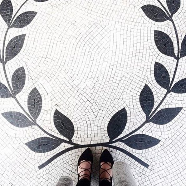 #selfeet - nowy trend na Instagramie z podłogą w roli głównej