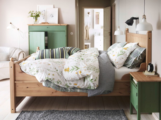 Sypialnia w neutralnych kolorach