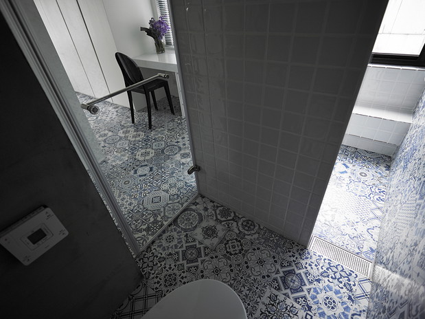 Wnętrze tygodnia: beton, błękit i design - apartament pełen kontrastów