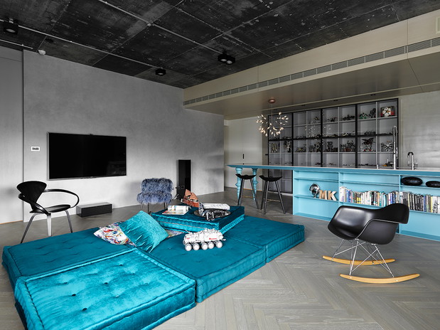 Wnętrze tygodnia: beton, błękit i design - apartament pełen kontrastów