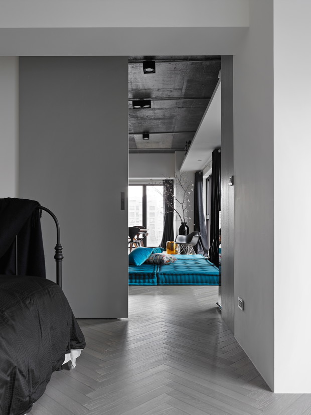 Wnętrze tygodnia: beton, błękit i design - apartament pełen kontrastów