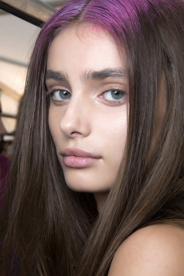Kolorowy przedziałek u modelki Taylor Hill, pokaz Simoens