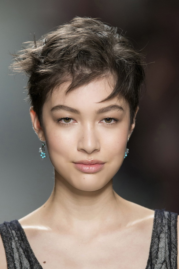 Pixie cut w stylu lat 90., pokaz Bottega Veneta