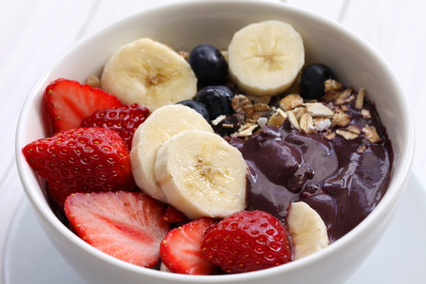 Trendy żywieniowe 2016: Acai Bowl, fot. Fotolia5. Acai bowls zaczynają cieszyć się większą popularnością, niż soki. Przygotowane z tych super jagód danie podawane w miseczce ze świeżymi owocami, płatkami kokosa i innymi ulubionymi śniadaniowymi dodatkami