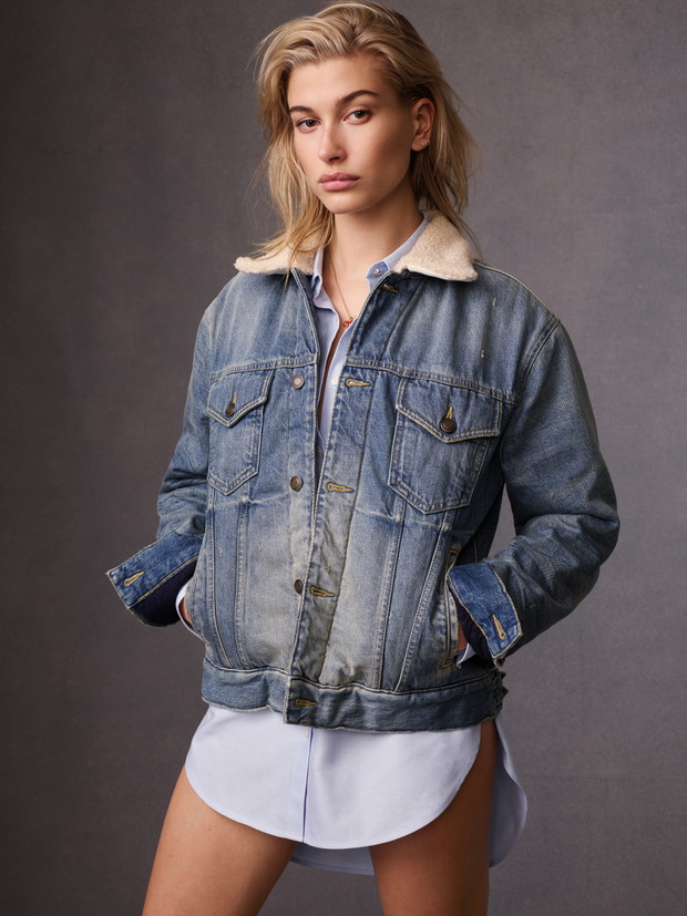 Hailey Baldwin w kurtce dżinsowej Tommy Hilfiger