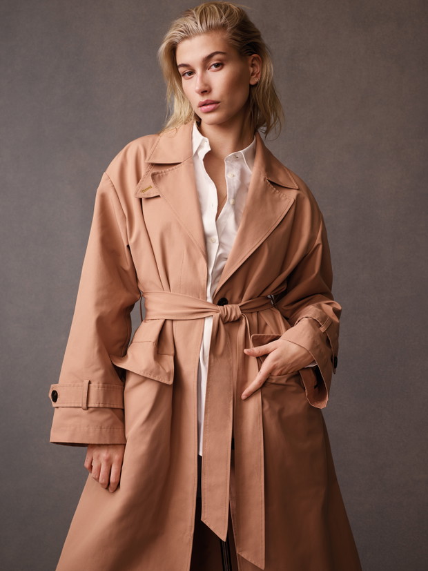 Hailey Baldwin z płaszczu Tommy Hilfiger