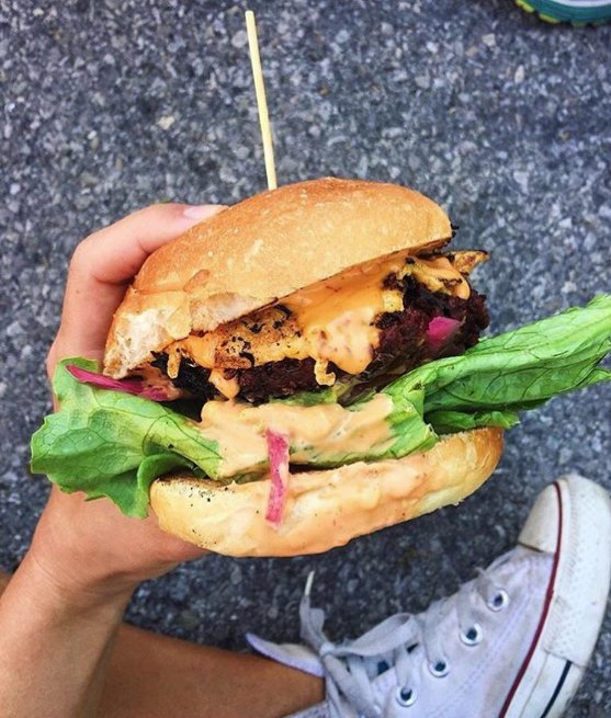 #BESTOFVEGANBURGER - hit na Instagramie, fot. @chickpeaandolive