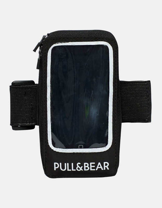 Modne akcesoria sportowe wiosna-lato 2016, opaska na telefon, Pull&Bear - 39,90 zł, fot. mat. prasowe
