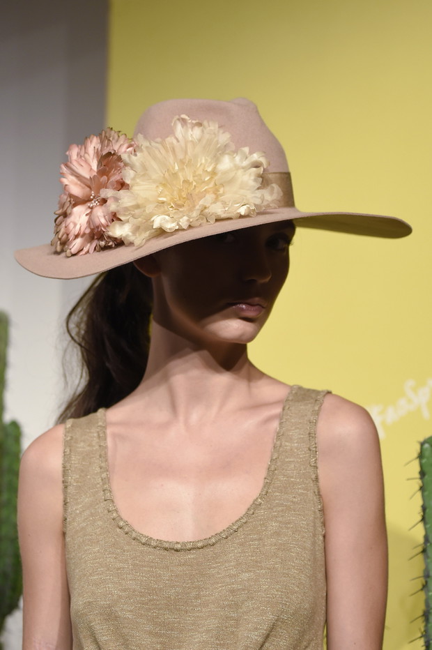 Modne nakrycia głowy na lato 2016, Alice Olivia, fot. Imaxtree