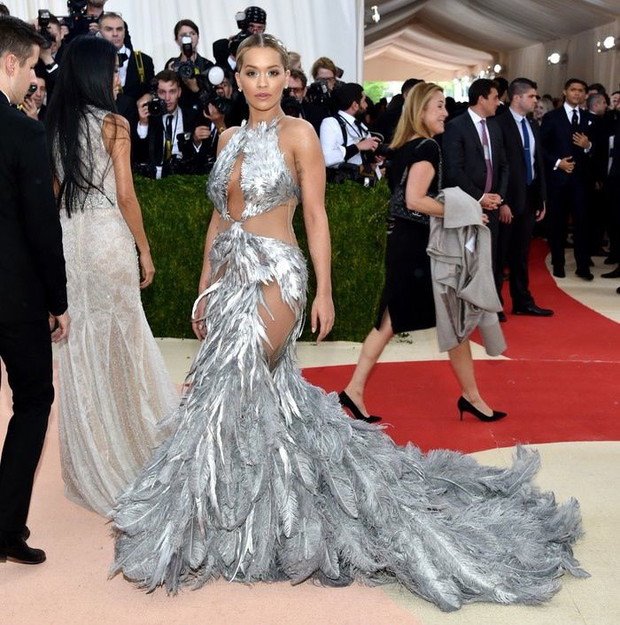 Stylizacje gwiazd: suknie typu naked dress