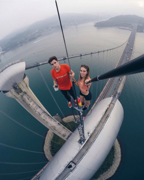 Ekstremalne selfie - zobacz zdjęcia Angeli Nikolau