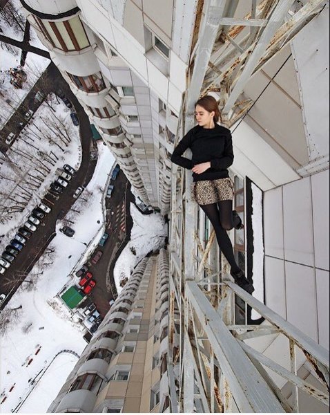 Ekstremalne selfie - zobacz zdjęcia Angeli Nikolau