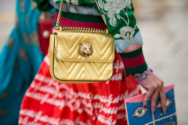Street fashion: buty i akcesoria gości na pokazach SS17