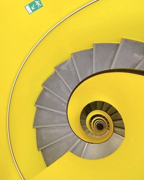 #worldneedsmorespiralstaircases - schody kręcone na Instagramie, fot. via Instagram/worldneedsmorespiralstaircases