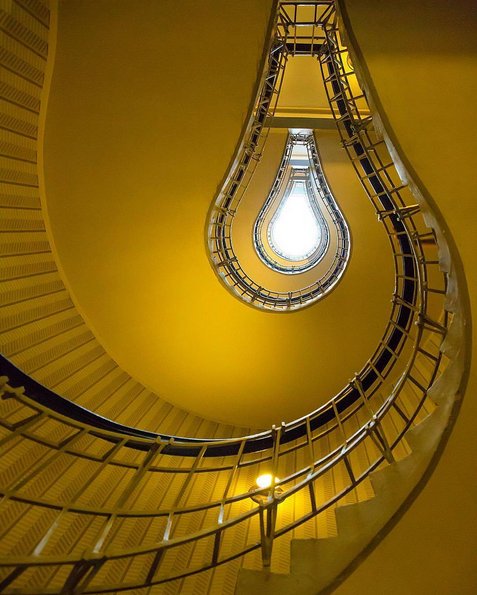 #worldneedsmorespiralstaircases - schody kręcone na Instagramie, fot. via Instagram/worldneedsmorespiralstaircases