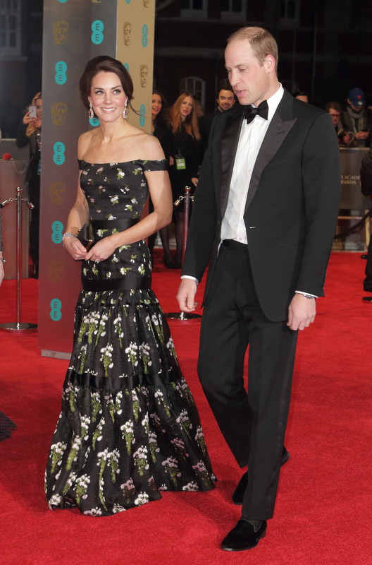 BAFTA 2017: księżna Catherine (w sukni Alexander McQueen) i książę William