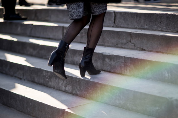 Street fashion: buty i akcesoria gości na pokazach haute couture SS17