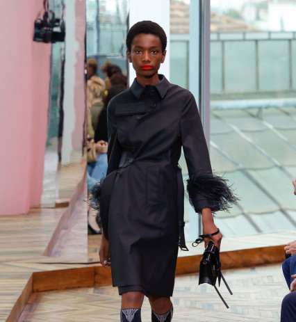Czarna sukienka Prada Resort 2018