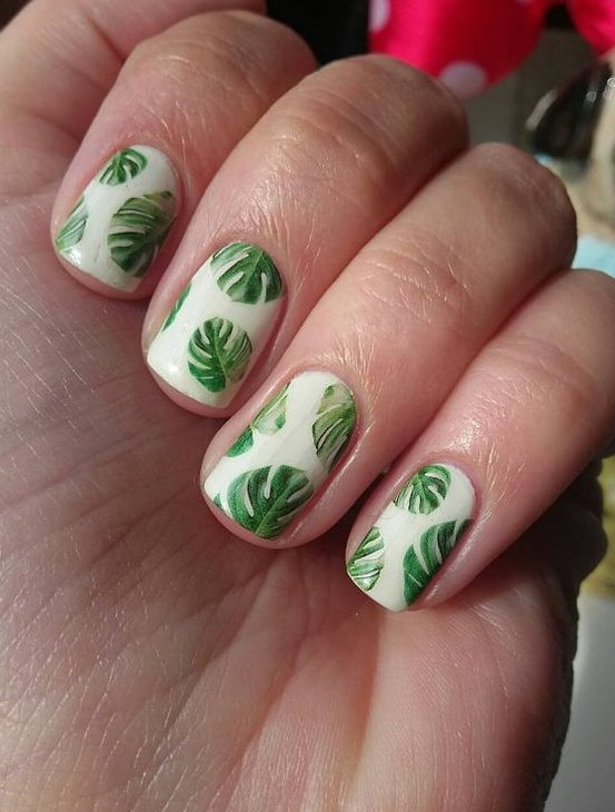 Manicure z monsterą