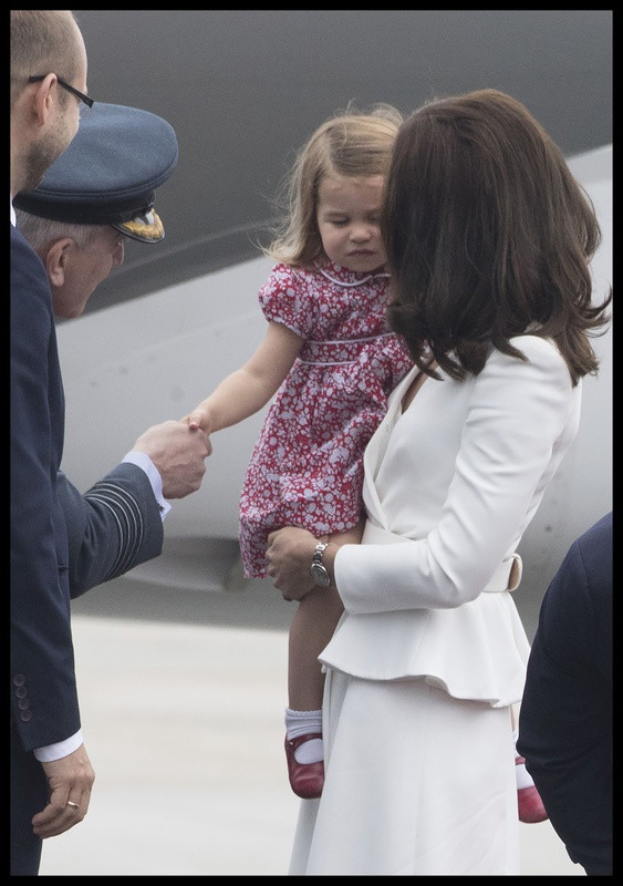 Charlotte i George w Polsce. Księżna Kate i Książę William do Warszawy przylecieli z dziećmi
