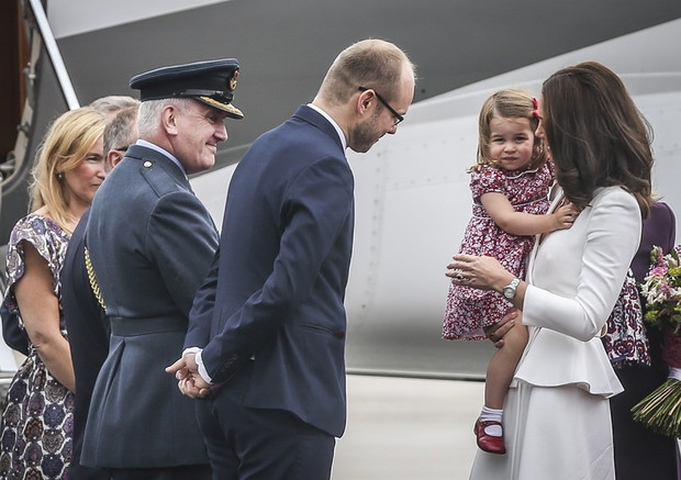 Charlotte i George w Polsce. Księżna Kate i Książę William do Warszawy przylecieli z dziećmi